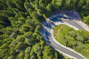 superiore Visualizza, fuco tiro di curvatura foresta strada nel il pino boschi nel il montagna foto