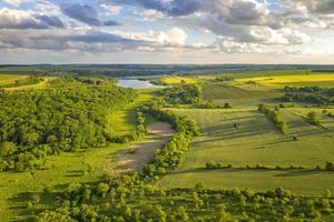 aereo Visualizza a partire dal fuco di bellissimo fresco verde campagna e a estate foto