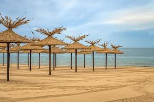 bellezza di legno ombrelli di vuoto sabbioso spiaggia foto