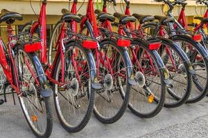 bicicletta parcheggio stazione pieno di Bici. molti parcheggiata biciclette foto