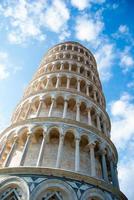 Pisa, piazza del duomo, con la torre pendente della basilica foto