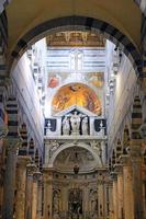 interno della cattedrale duomo a pisa, italia foto