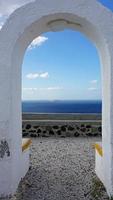 vista attraverso l'arco del Mar Egeo dell'isola di santorini