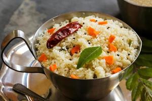 upma -sudente colazione vegetariana indiana foto