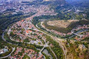 aereo Visualizza a partire dal fuco di il città e curve di fiume Yantra, veliko tarnovo, Bulgaria foto