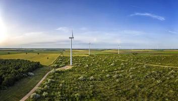 aereo panorama di azienda agricola terra con vento turbina fattorie. orizzontale Visualizza foto