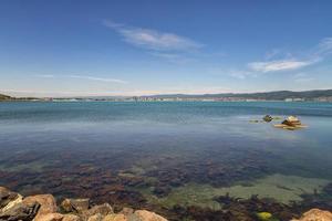 chiaro tempo metereologico estate giorno panoramico Visualizza di mare baia e roccioso riva linea foto