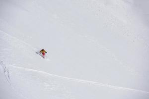 sciatore freeride che scia nella neve farinosa profonda foto