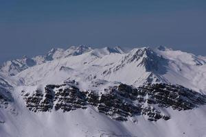 bellissimo paesaggio di montagna in inverno foto