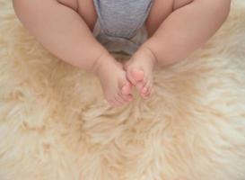 piedi di bambino dire bugie su il letto a casa foto