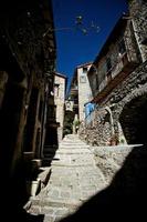 strada acciottolata medievale foto