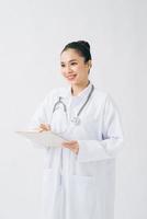 assistenza sanitaria e medicina concetto - sorridente femmina medico. isolato su bianca sfondo foto