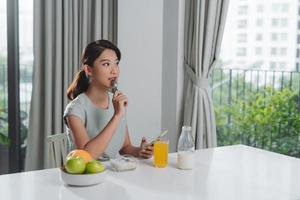 ritratto di bellissimo giovane donna avendo prima colazione nel il cucina. foto