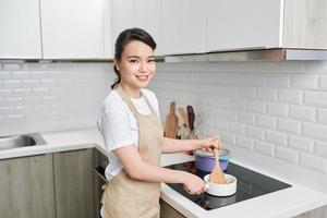donna cucinando delizioso cena a casa foto
