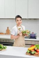 verticale foto di un' giovane donna chi mangia insalata a casa, un' concetto dieta