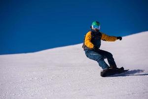 snowboarder in esecuzione giù il pendenza e cavalcata gratuito stile foto