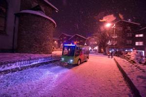 Svizzera, 2022 - elettrico Taxi autobus nel il senza auto vacanza montain ricorrere foto