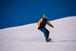 snowboarder in esecuzione giù il pendenza e cavalcata gratuito stile foto