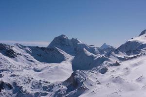 bellissimo paesaggio di montagna in inverno foto