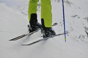 sciare sulla neve fresca nella stagione invernale in una bella giornata di sole foto