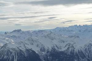 vista panoramica sulle montagne invernali foto