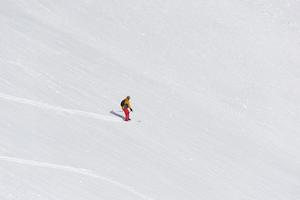 sciatore freeride che scia nella neve farinosa profonda foto