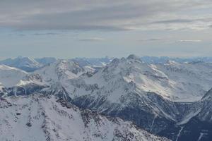 vista panoramica sulle montagne invernali foto