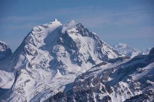 bellissimo paesaggio di montagna in inverno foto