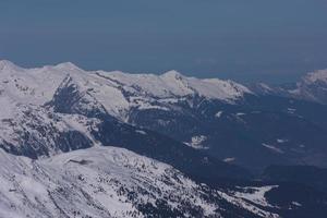 bellissimo paesaggio di montagna in inverno foto