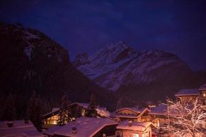 montagna villaggio nel Alpi a notte foto