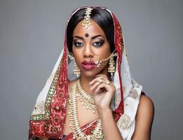 esotica sposa indiana vestita per il matrimonio foto