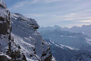 bellissimo paesaggio di montagna in inverno foto