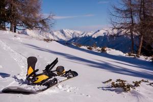 Snowboard nel neve foto