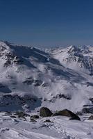 bellissimo paesaggio di montagna in inverno foto