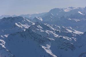 bellissimo paesaggio di montagna in inverno foto