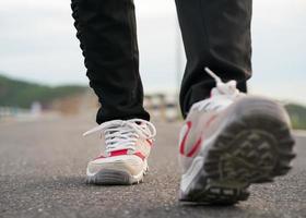 vicino su di ragazza scarpe a piedi foto