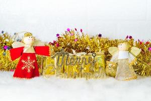 bambola di natale con ornamenti e decorazioni natalizie foto