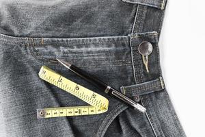 jeans e misurazione nastro foto
