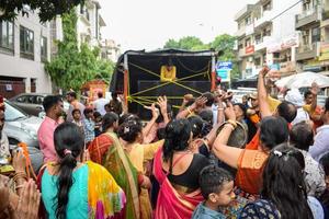 nuova delhi, india 01 luglio 2022 - un enorme raduno di devoti provenienti da diverse parti di delhi in occasione di ratha yatra o rathyatra. rath per lord jagannath trainato da persone, jagannath rath yatra foto