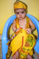carino indiano ragazzo vestito su come poco signore krishna su il occasione di Radha krishna janmastami Festival nel delhi India foto