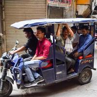vecchia delhi, india, 15 aprile 2022 - gruppo non identificato di uomini che camminano per le strade della vecchia delhi, fotografia di strada del mercato chandni chowk della vecchia delhi durante il mattino, vecchia fotografia di strada di delhi foto
