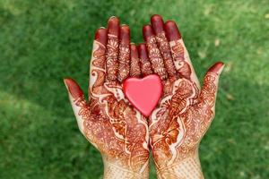 a forma di cuore in mano all'henné