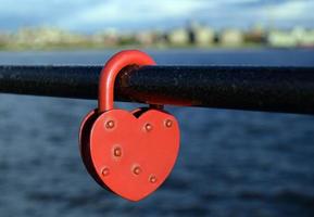 cuore sagomato serratura - un' simbolo di amore su il argine foto