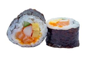rotolo di sushi isolato su sfondo bianco foto