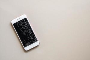 rotto bicchiere di mobile Telefono schermo su piastrella pavimento sfondo foto