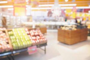 supermercato con frutta e verdura fresca sugli scaffali in negozio sfondo sfocato foto