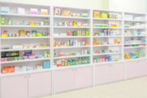 farmacia farmacia sfocatura sfondo astratto con medicinali e prodotti sanitari sugli scaffali foto