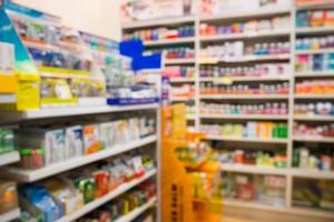 farmacia farmacia interno sfondo sfocato con medicina sugli scaffali foto