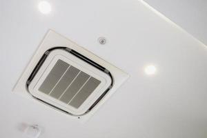 moderno sistema di climatizzazione a cassetta a soffitto foto