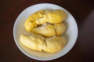 carne giallo durian re dei frutti sul piatto pronto da mangiare foto